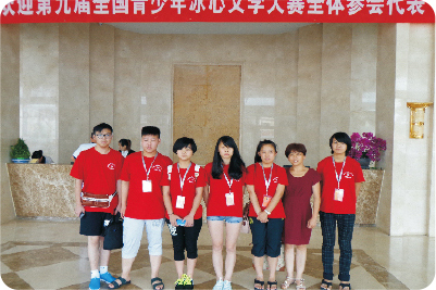 北京作文大賽合影，依次為吳京航、王強、金佩、羅洋洋、袁璐（帶隊老師）、黃佳麗